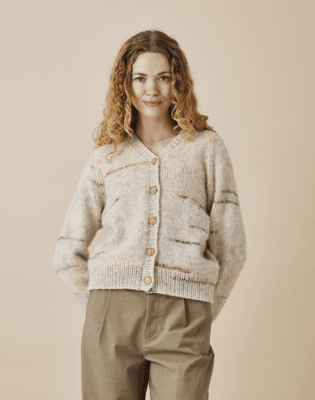Zoom bild av 892412D Mönster Nellie Cardigan med raglan i Nellie & Berta, Permin