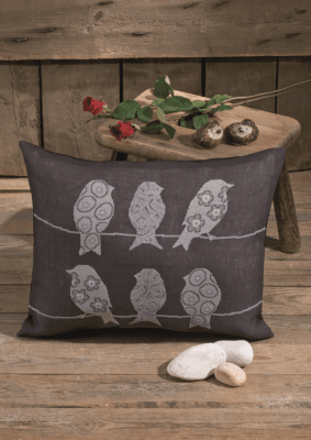 Zoom bild av Broderi_Korsstygn_Fåglar_Kudde